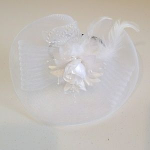 White fascinator hat w bow